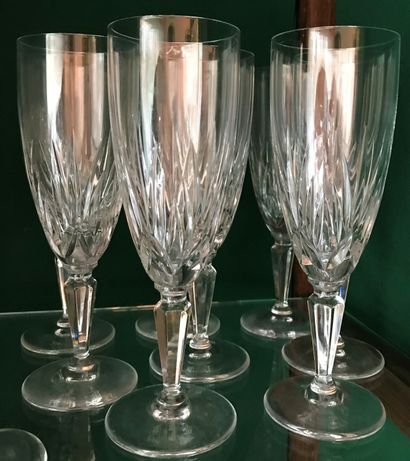 Partie de service de verres à pied en cristal...