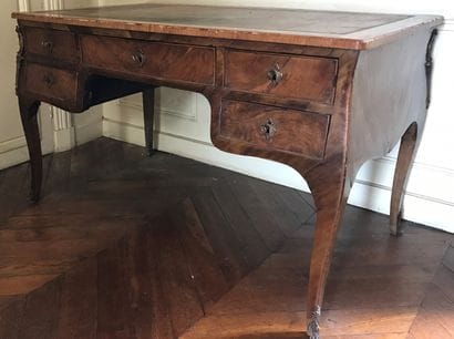 Bureau plat en noyer et placage de noyer....