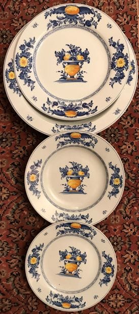 Partie de service de table en porcelaine...