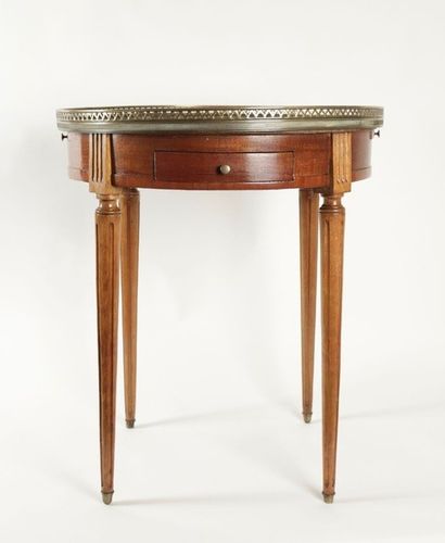 Table bouillote en acajou et placage d’acajou,...