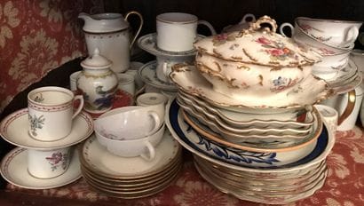 Plusieurs suites de tasses et leur soucoupe...
