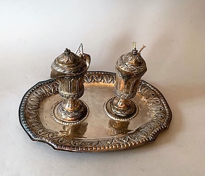 Paire de burettes et un plateau en métal...