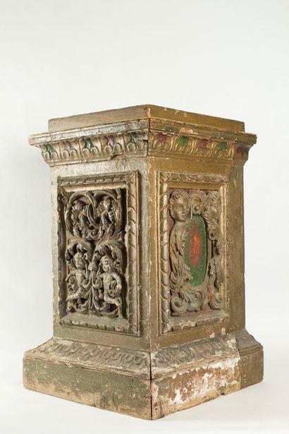 Piédestal en bois sculpté et patiné à décor...
