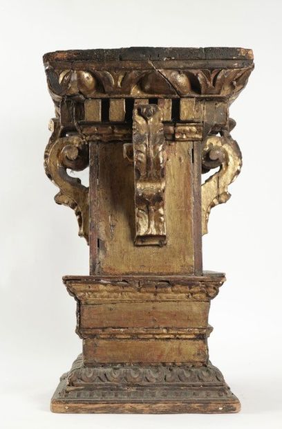 Piédestal en bois sculpté et patiné à décor...