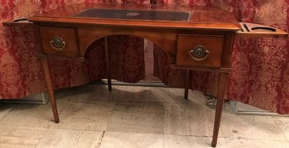 Bureau en bois verni, les angles arrondis...