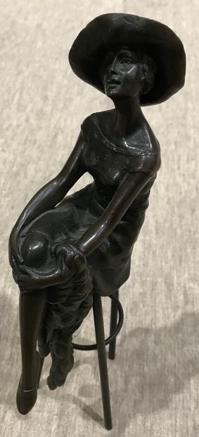 Statuette en bronze patiné représentant une...