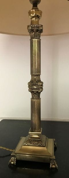 Pied de lampe en bronze, le fût cannelé à...