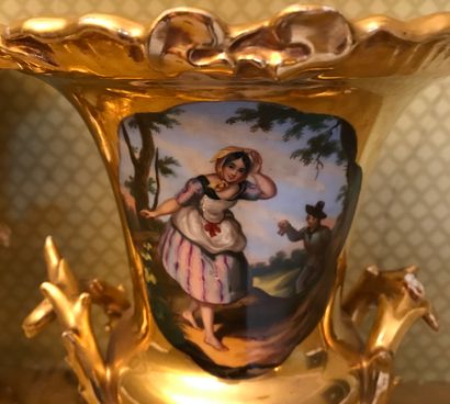 Paire de vases balustre en porcelaine à décor...