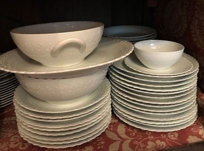 Partie de service de table en porcelaine...