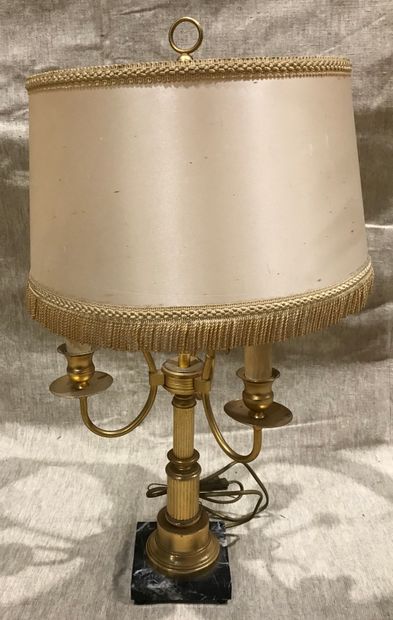 Lampe en métal doré, le fût en deux parties...