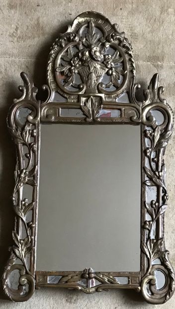 Miroir à entourage à parcloses en bois doré...