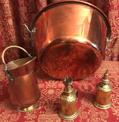 Ensemble de cuivres : chaudron ; deux lampes...