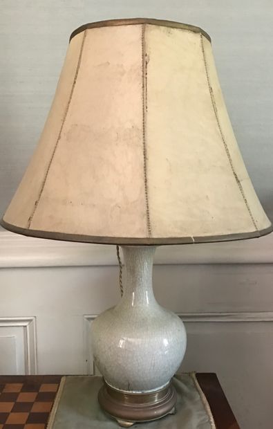 Ancienne lampe à pétrole en porcelaine céladon...