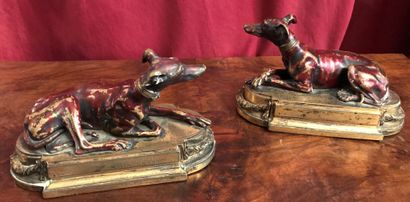 Paire de statuettes à sujet de levrette couchée,...