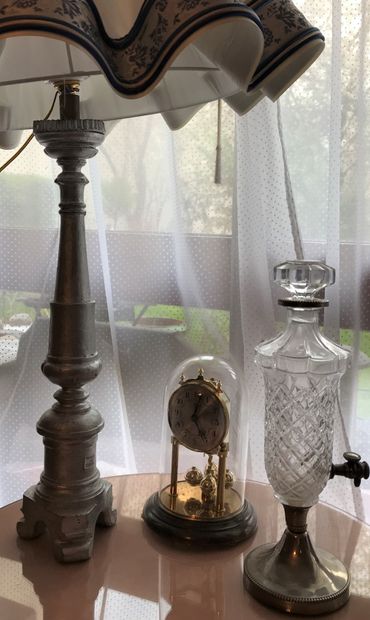 Lot : pendule à mouvement perpétuel ; fontaine...