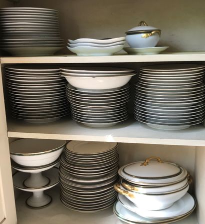 Partie de service de table en porcelaine...