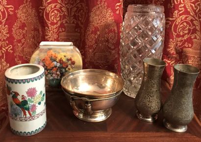 Mannette : vase ovoïde en cristal moulé,...