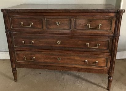 Petite commode en bois naturel patiné, à...