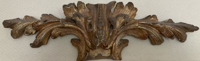 Deux frontons en bois sculpté et doré de...