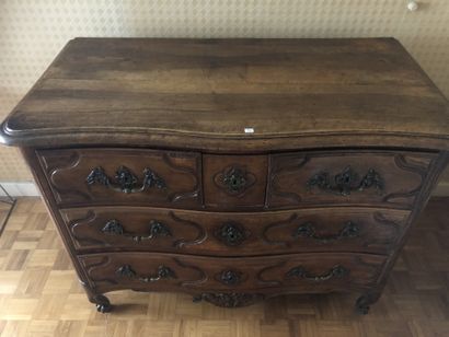 Commode en bois fruitier, la façade galbée...