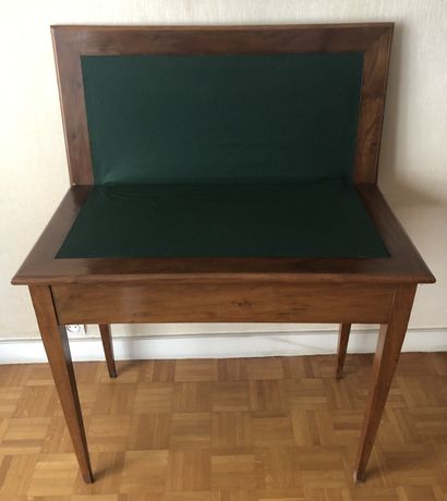 Table à jeu en bois fruitier, le plateau...