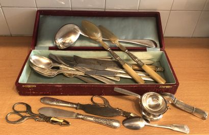 Pièces de service en métal argenté, dépareillées...