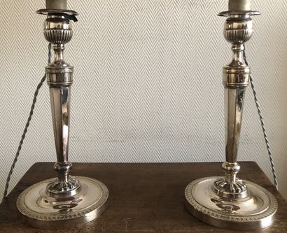 Paire de flambeaux en métal argenté, le fût...