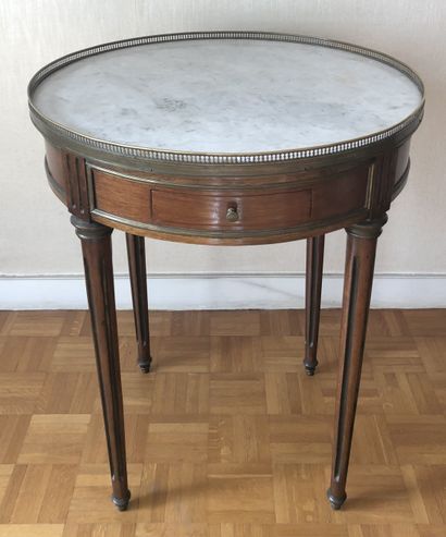 Table bouillotte en acajou et placage d'acajou...