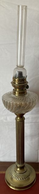 Ancienne lampe à pétrole, le réservoir en...