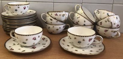 Suite de douze tasses et quatorze soucoupes...