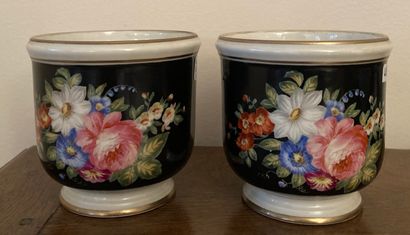Paire de petits cache-pots en porcelaine...