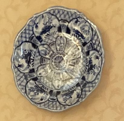 Faïences diverses à décor en camaïeu bleu...