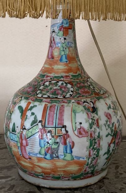 Vase à haut col en porcelaine à décor en...