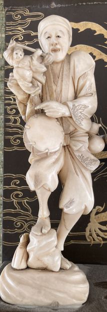 Deux okimonos en ivoire du Japon sculptés...