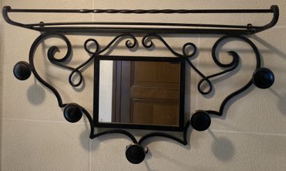 Lot : 

- bentwood parrot coat rack. 

H....