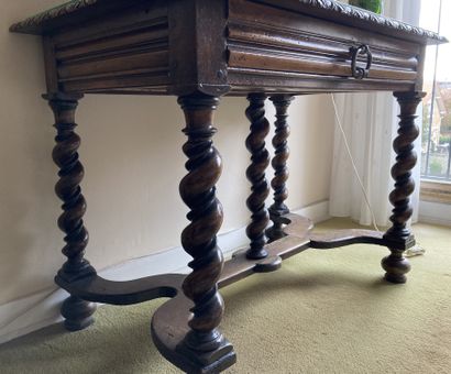 Table bureau en noyer, la bordure du plateau...