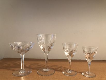 Partie de service de verres à pied en cristal...