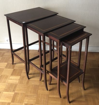 Suite de quatre tables gigogne en acajou...