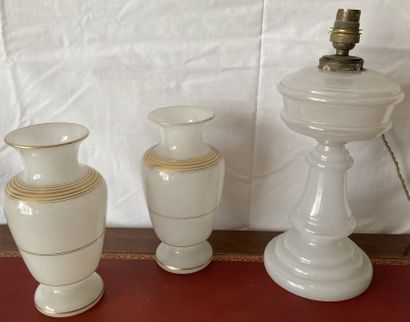 Paire de vases balustre en verre opalin blanc...