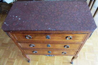 Petite commode en bois de placage à décor...