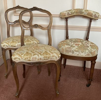 Lot : 

- A pair of walnut bedroom chairs...