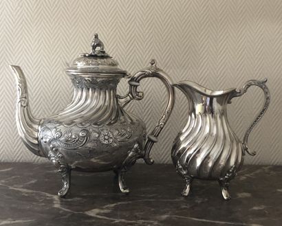Théière en métal argenté à décor de canaux...