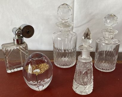 Cristaux : deux flacons de garniture de toilette...