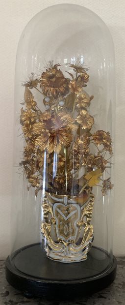Vase d'église en porcelaine à décor en dorure,...