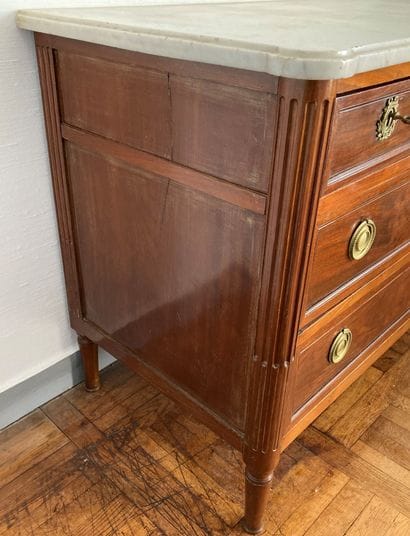 Commode en acajou mouluré, les montants arrondis...