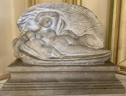 Petit groupe en pierre sculpté : VÉNUS ET...