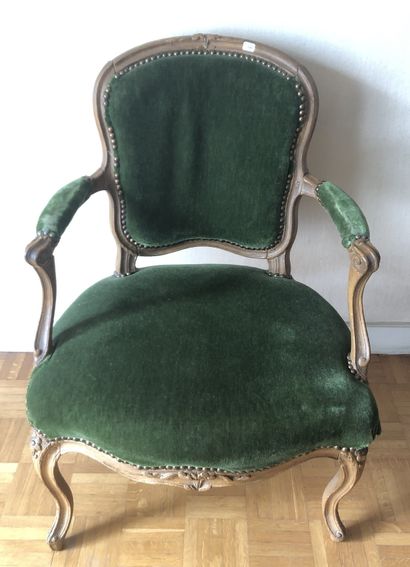 Fauteuil en bois naturel mouluré et sculpté...