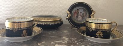 Bibelots en porcelaine à décor en dorure...