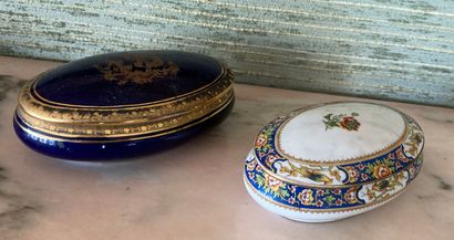 Trois pièces en faïence de Jersey à décor...