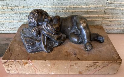 Presse-papiers en bronze patiné figurant...